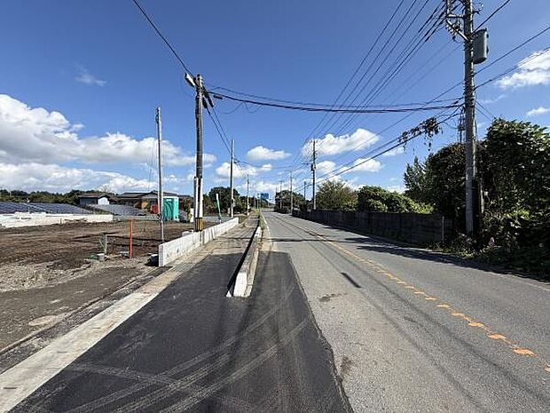 前面道路が広く車の出入りがしやすい環境です。電柱や配線も整備され周囲には開放感があります。現地は日当たりがよく空も広く感じられる印象です。舗装もしっかりとしており安心して利用できます。