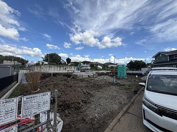 広々とした敷地で建築やガーデニングなどさまざまな用途にご活用いただけます。周辺には住宅が立ち並び落ち着いた雰囲気が魅力です。開放感のある空が広がり明るい印象を受けます。