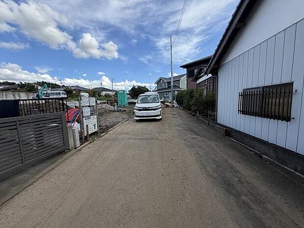 前面道路はフラットで幅にもゆとりがあり車両の出入りがスムーズに行えます。周囲は落ち着いた住環境で現地にはアクセスしやすい立地です。車の駐車や通行にも安心感があります。