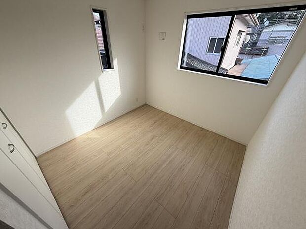 子供部屋として使いやすいシンプルな内装です。二面採光があり日中も明るく快適に過ごせます。収納スペースがありお部屋をすっきりと使えます。床材はやわらかな色合いで落ち着いた雰囲気です。