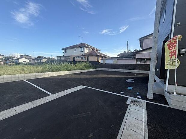広々とした駐車場で車の出し入れもスムーズです。前面道路とのアクセスも良好です。きれいに整備されたアスファルトが印象的です。区画がしっかりと確保されています。駐車スペースがわかりやすく便利です。