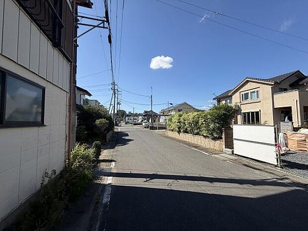 前面道路は幅員が広く車の出入りがスムーズに感じられます。電柱や配線も整然と配置されています。周辺は戸建て住宅が並び落ち着いた街並みとなっています。視界も開けており空が広く見渡せます。