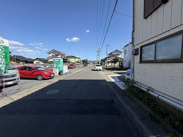 現地周辺は舗装された道路が広がり交通アクセスに便利です。前面道路は直線的で見通しが良く車両の出し入れもスムーズに行えます。周囲には住宅が立ち並び落ち着いた雰囲気が感じられます。