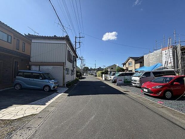 前面道路が広々としており車の出し入れがしやすい環境です。周辺には新しい住宅や駐車スペースも整っています。通り沿いは整然とした街並みが続いています。日当たりも良好な現地の雰囲気が伝わります。