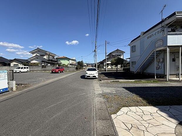前面道路は幅があり車の運転やすれ違いもスムーズに行えます。周辺には住宅が立ち並び落ち着いた雰囲気です。日当たりも良好で快適な環境が感じられます。駐車スペースもしっかりと確保されています。
