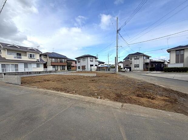 角地に位置し開放感のある土地です。周囲には住宅が立ち並び街並みが整っています。道路に面しているため出入りもしやすい区画です。整地済みで建築計画がスムーズに進められます。