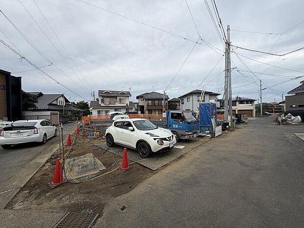 現地写真から周辺の住宅街の様子が確認できます。前面道路は広々としており車の出入りもスムーズです。前面道路が整備されているため快適に利用できます。現地敷地も全体が見渡しやすい配置です。