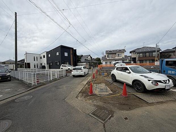 閑静な住宅街に位置し前面道路は広く車の出入りもスムーズです。周囲には新しい住宅も立ち並び整った街並みが特徴です。現地写真から建築や駐車の様子が確認できます。生活動線も確保しやすい立地です。