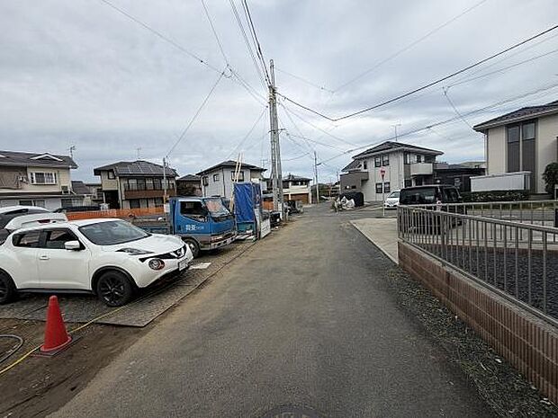 静かな住宅街に位置しており落ち着いた環境が広がっています。前面道路は広く車の出し入れもしやすいです。周囲には新しい住宅が建ち並び整った街並みが印象的です。現地の様子が分かりやすい写真となっています。