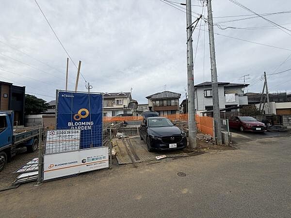 建設途中の現場の様子を確認できます。周囲は住宅が並ぶ落ち着いたエリアです。敷地内には車を停めるスペースがあることも特徴的です。工事の進行状況が分かりやすい一枚です。
