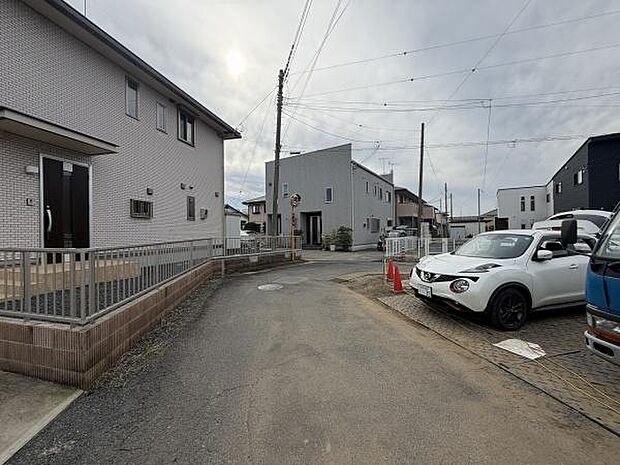 落ち着いた雰囲気の住宅街に位置する現地写真です。前面道路が広めで車の出入りもスムーズに行えます。周囲の住宅も整然としており清潔感があります。現地の状況がしっかりとご確認いただけます。