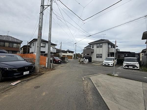 前面道路は広々とした印象で車の出し入れがしやすい環境です。周囲は落ち着いた住宅街で整然とした街並みが魅力です。隣地とのスペースも適度に確保されており住環境が整っています。