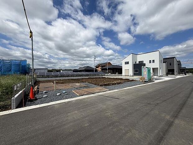 広々とした前面道路があり車の出し入れもスムーズに行えます。開放感のある現地は日当たりも良好です。新しい住宅が並び落ち着いた街並みが広がっています。整った区画が魅力的です。