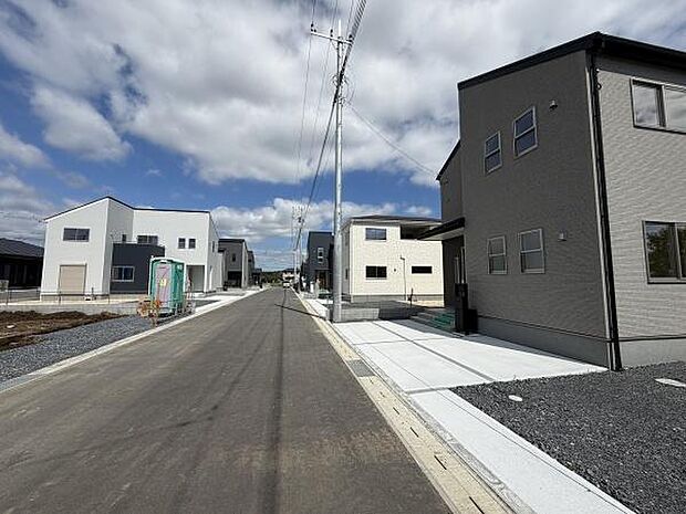 ゆとりある幅の前面道路が特徴で車の出し入れがしやすいです。周囲は新しい住宅が並び整った街並みが広がります。舗装された道路と歩道がしっかり区切られており安心感があります。