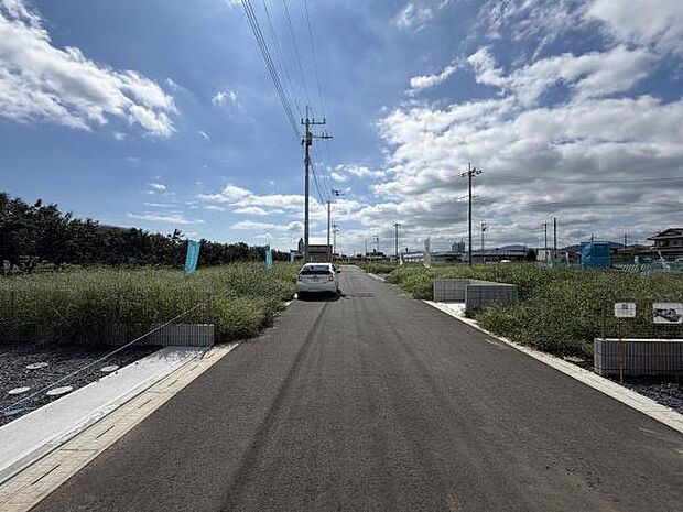 広々とした前面道路で車の出入りもスムーズです。周囲に余裕のある区画が印象的です。開放感があり空が広く感じられる環境です。視界を遮るものが少なく落ち着いた雰囲気です。