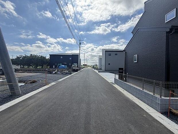 前面道路は幅が広く車の出入りもスムーズに行うことができます。周辺は新しい住宅が並び落ち着いた印象です。歩道も整備されており安心感があります。現地写真からも周囲の整然とした雰囲気が伝わります。