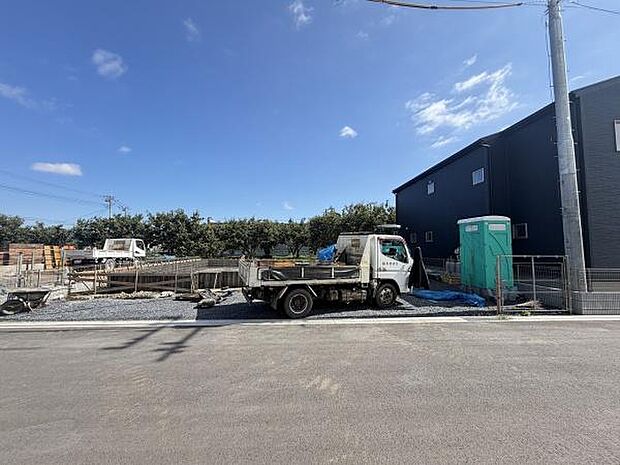 現地は開放感のある空間です。前面道路が広く車両の通行もスムーズです。現地の様子が分かりやすくご確認いただけます。