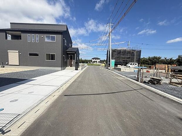 前面道路が広く車の出入りがしやすい設計です。現地周辺は整然とした街並みが特徴です。電線やインフラも整備されています。日当たりも良好な環境です。