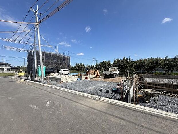 広々とした前面道路に面し車両の出入りがしやすい現地です。開放感のある周辺環境が伺えます。生活利便性も期待できる立地です。