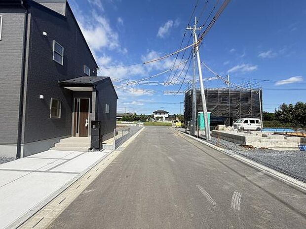 前面道路は幅員が広く車の出し入れがしやすい印象です。現地周辺は新しい建物が多く整った街並みが感じられます。舗装がきれいで日当たりが良好です。静かな環境が広がっています。