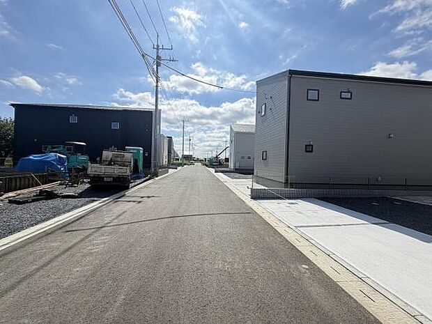 前面道路がしっかりと整備されており車の出入りもスムーズです。周囲は新しい建物が並んでいて整然とした印象です。空が広く感じられ開放感があります。交通量が少なめで静かな環境です。
