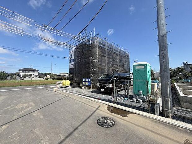 幅の広い前面道路が印象的で車の出入りがしやすい現地写真です。周囲に開放感があり視界も広がります。現地の様子がしっかり伝わる写真となっています。