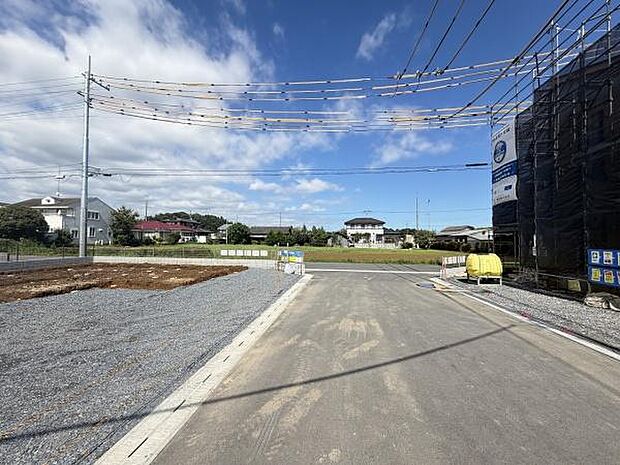 現地の前面道路は幅員が広く見通しの良い環境です。道路沿いには新しい区画が整備されています。周囲は閑静な住宅地で落ち着いた雰囲気が感じられます。道路舗装もきれいに保たれているのが特徴です。