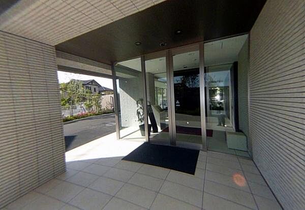 ガラス扉が印象的なエントランスです。屋根付きで天候に左右されにくい設計になっています。
