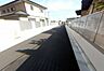 その他：前面道路。住宅街ならではの落ち着いた雰囲気が感じられます。