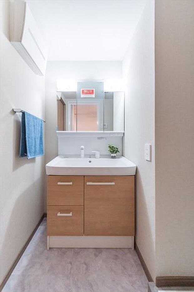「広々洗面ルーム」1日の始まりや入浴前に入る空間だからこそ、清潔感や広さが重要になる。三面鏡、収納豊富な洗面化粧台