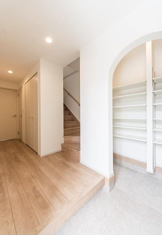 「シューズクローク付き」「玄関に靴がいっぱいで、出入りしにくい」「玄関にベビーカーや外遊びのおもちゃを置きたいけど、スペースがない」。こんなお悩みを解決するのが、「シューズクローク付き玄関」です。