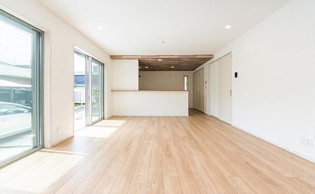 「明るく素敵なリビング空間」上質な空間と家族を照らす採光。溢れんばかりの開放感、満足感。素敵な空間。