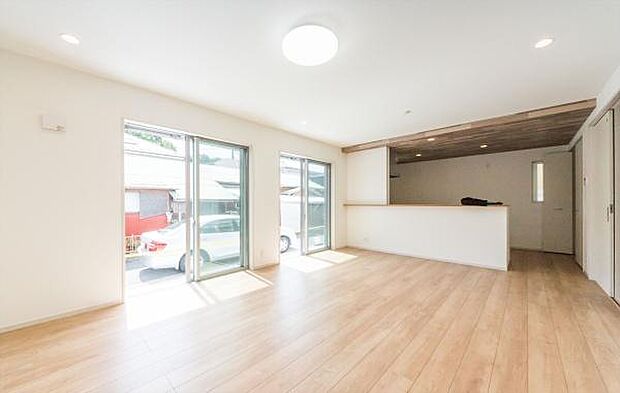 「南向きの採光溢れる素敵なリビング」やっぱり明るいリビングが良い。日中は自然の温もりと採光で生活する。休日の家族を包み込む素敵な明るいリビング空間。