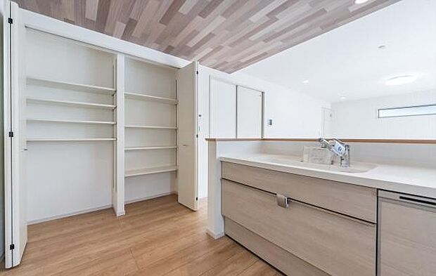 「人気のキッチンパントリー付き」調味料やちょっとしたお料理道具の収納に便利な広々としたキッチンパントリー。キッチンが広く素敵な空間に・・・