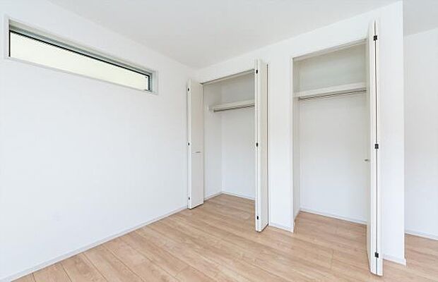 「クローゼット収納」大きく収納量豊富なクローゼット。奥行も納得サイズの大型クローゼット。