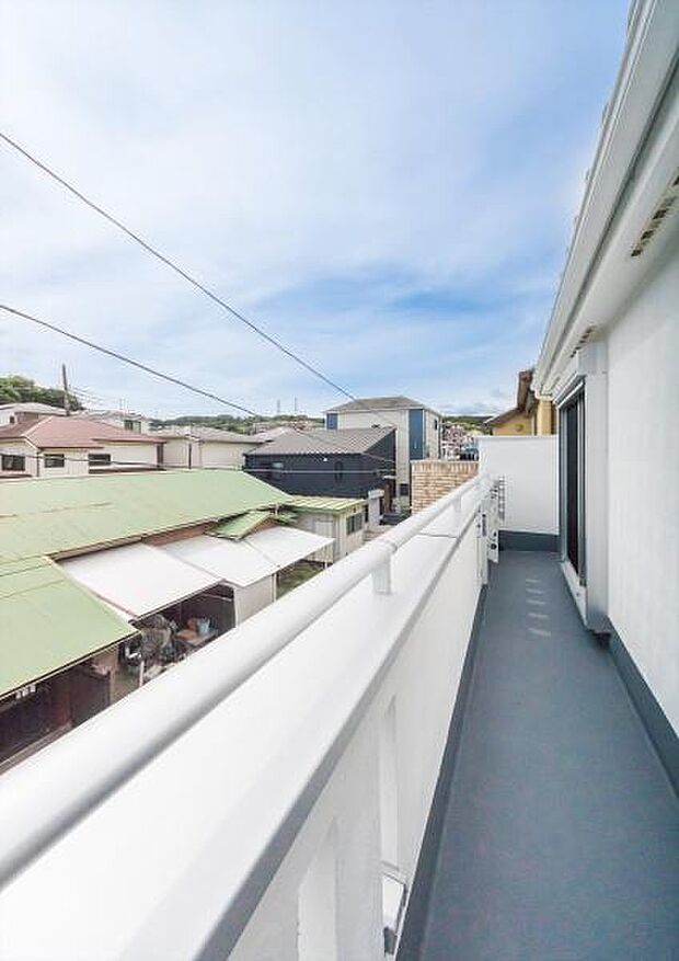 「広い使いやすいバルコニー」陽ざしがたっぷり降り注ぐ、広々としたバルコニー付き住まい。