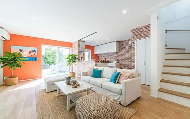 「上質な空間を」開放感と日当たりの良さに恵まれたリビング空間。(本画像はCGにて家具を配置しております。実際に家具はおかれておりません。)