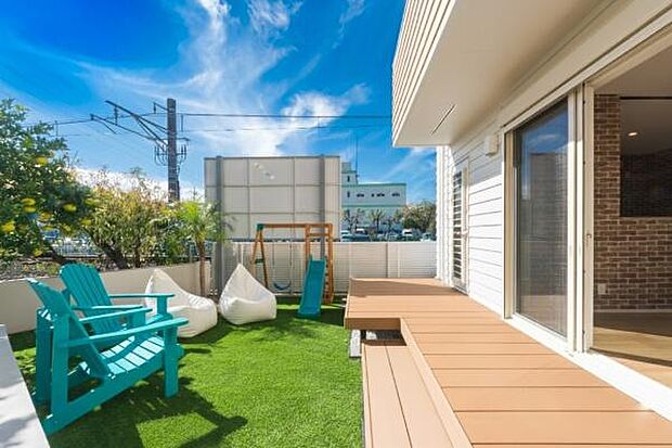 「California Base」カリフォルニアスタイルのデザインハウス。(画像の一部をCGにて加工しております。実際には家具や遊具はありません)