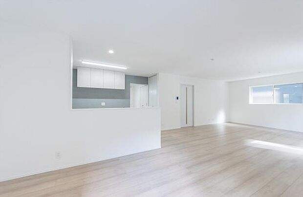 「家族が大好きなリビング」みんなが集まる広いリビング。みんなが大好きなリビングで家族団らん。みんなが集まるからこそ、一層の開放感を手にする素敵な住まい。