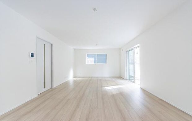 「家族が大好きなリビング」みんなが集まる広いリビング。みんなが大好きなリビングで家族団らん。みんなが集まるからこそ、一層の開放感を手にする素敵な住まい。