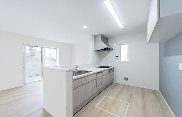 「全体を見渡せる安心感」家族の会話が弾む奥様に人気の高いカウンターキッチン、料理しながらお子様の様子の確認ができ移動しやすい広いキッチンスペースです。