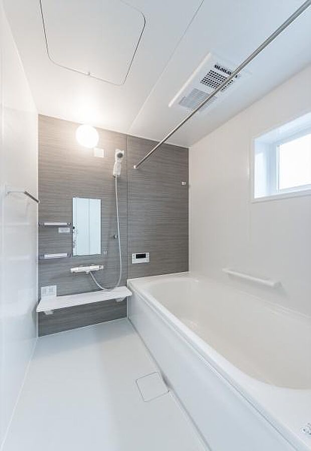 「バスルーム」高級感漂うダークパネルと間接照明が、一日の疲れを癒すバスタイムを演出。窓付きで換気も採光も良好。ゆったりと足を伸ばせる浴槽と充実の機能で、リラックス空間へ。