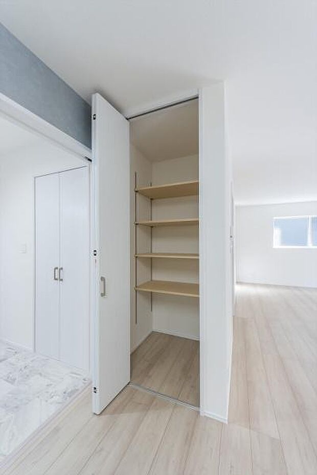 「リビング収納」キッチン横にありますのでパントリーとしてもご活用可能です。