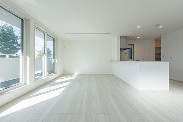 「上質な空間を」開放感と日当たりの良さに恵まれたリビング空間。圧迫感のない空間を是非、ご堪能下さい。