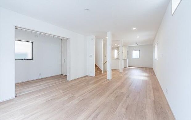 「家族が大好きなリビング」みんなが集まる広いリビング。みんなが大好きなリビングで家族団らん。みんなが集まるからこそ、一層の開放感を手にする素敵な住まい。