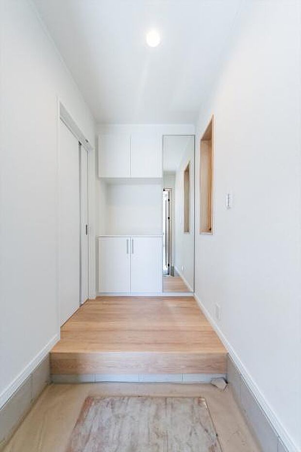 「お帰りなさい」が日常家に帰るとまず目につくのがマイホーム・玄関です。玄関を開けると家族の笑顔が・・・お帰りなさいが日常に。広々玄関ホール。