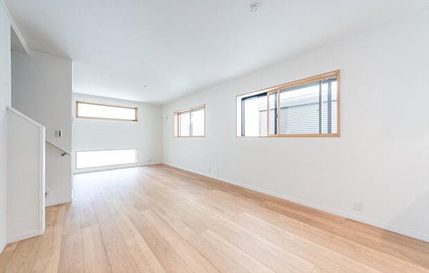 「上質な空間を」開放感と日当たりの良さに恵まれたリビング空間。上質な光は身体だけでなく心も温めてくれる。圧迫感のない空間を是非、ご堪能下さい。