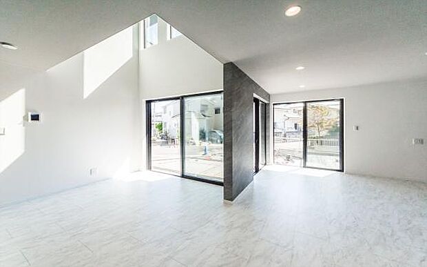 「明るく素敵なリビング空間」上質な空間と家族を照らす採光。溢れんばかりの開放感、満足感。素敵な空間。