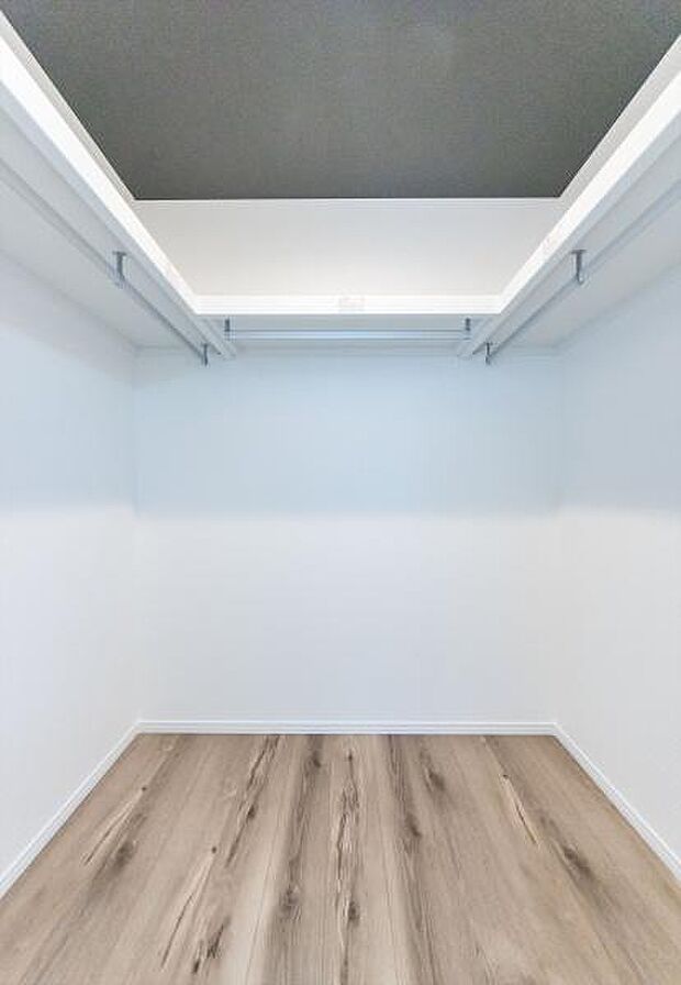 「大型ウォークインクローゼット」奥行・横幅のある広いWIC。