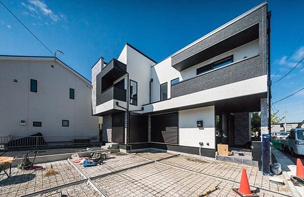 「マイホームの喜びを感じる」スタイリッシュなデザインに心満たされる憧れのマイホーム。住環境および生活利便性も魅力のマイホームです。広々としたお庭とゆとりのカースペース2台付き。